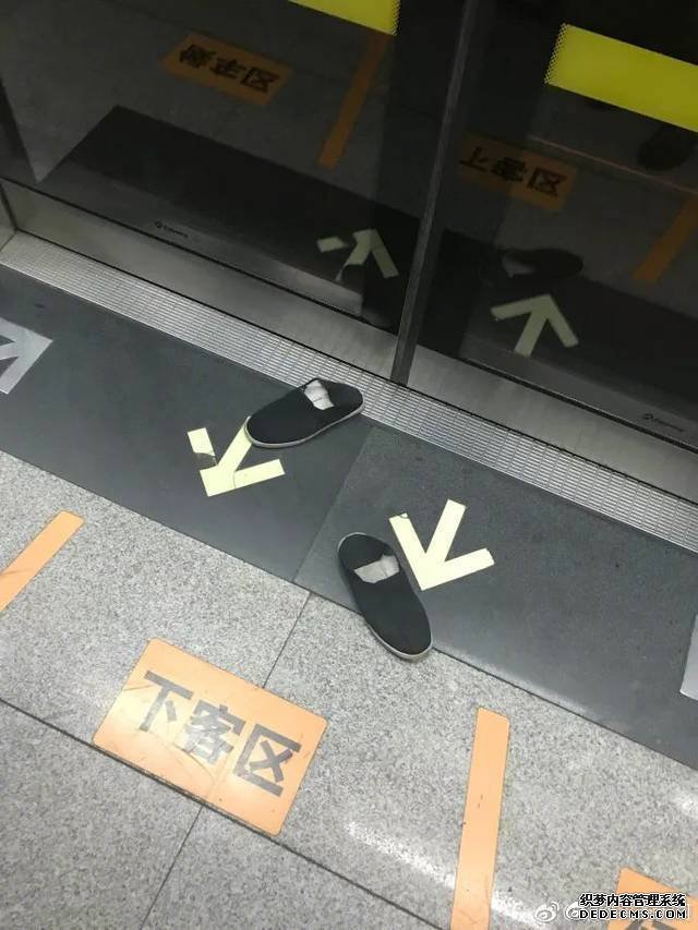 地铁男子赤脚横躺座椅 乘客默默把鞋踢出车厢
